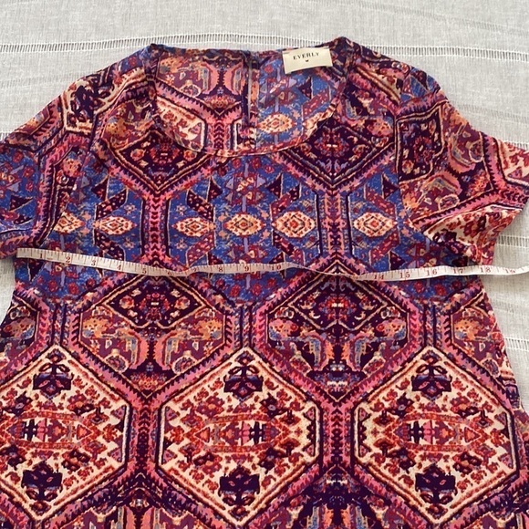 Everly shortsleeved blouse with bright colors and key hole button. - Picture 4 of 7